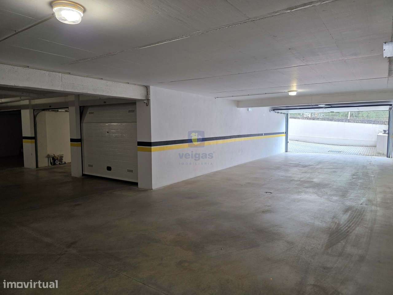 Apartamento semi-novo, T2, 2 WC, box p/ 2 carros e arrumos, em Leiria-27