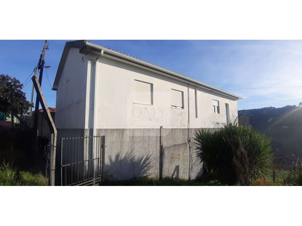 Moradia T3 Geminada Implantada em Terreno de 588 m2 em Bujões, Vila... - Grande imagem: 1/13