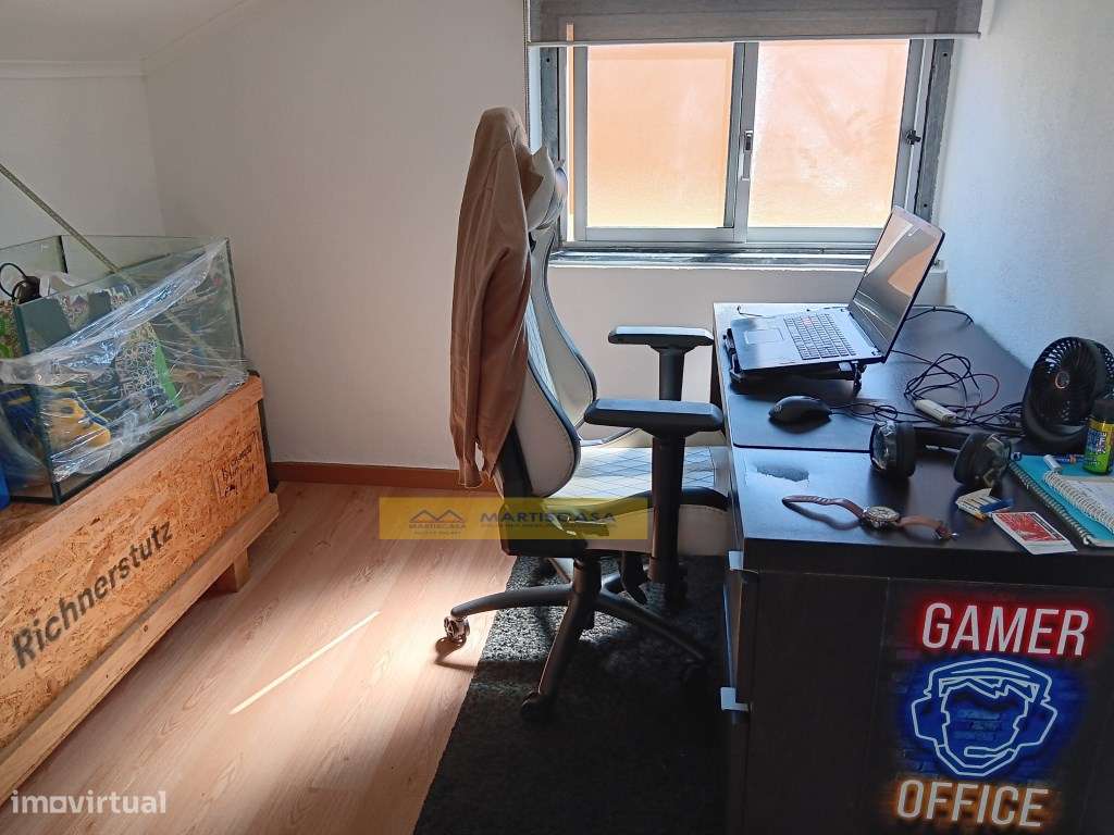 Moradia T4 totalmente remodelada, garagem, sotão e espaço exterior,...-51