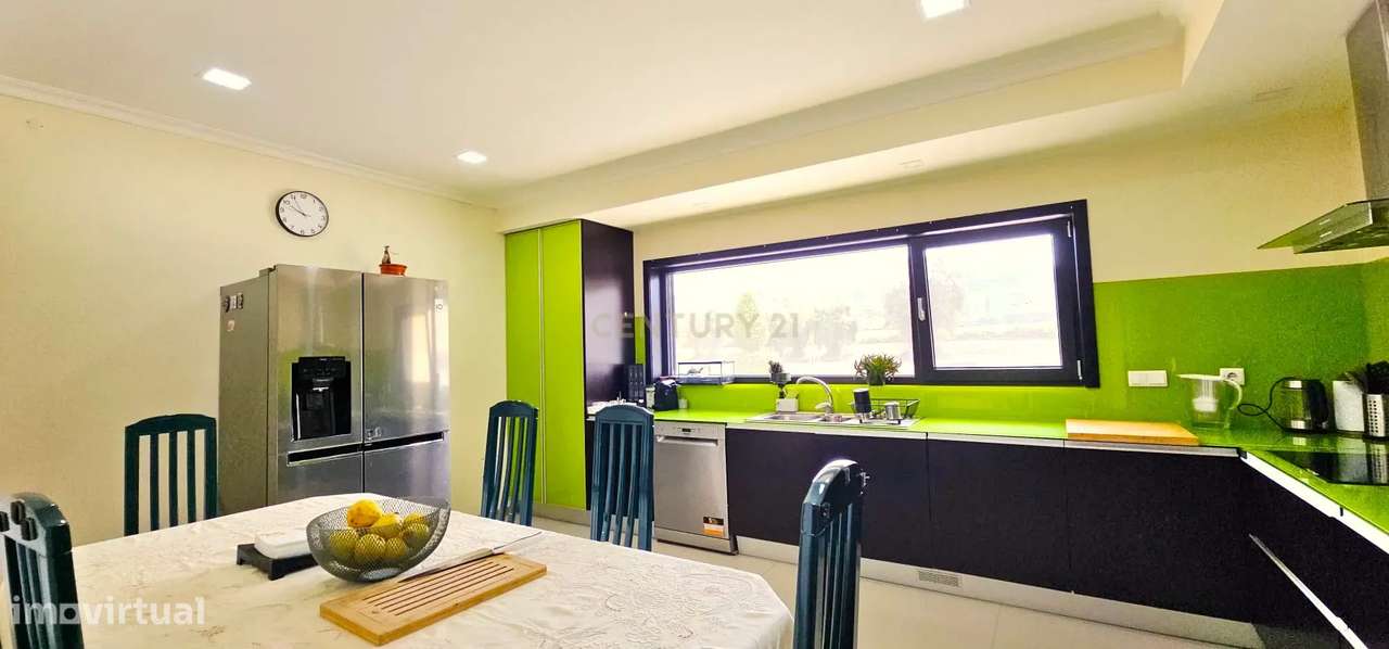 Moderna Moradia T4 com Piscina em Aldreu, Barcelos-16