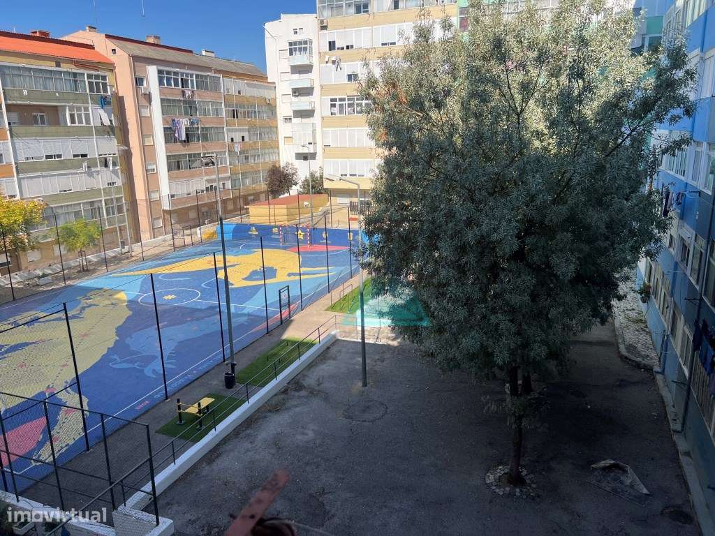 Apartamento T3 em remodelação Cova da Piedade situado num 2º andar ...-0