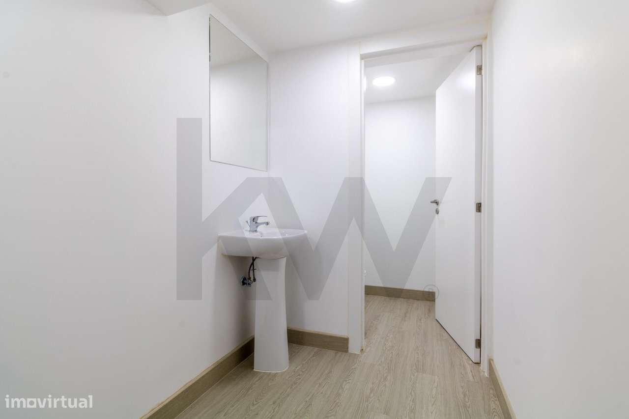 Espaço comercial na Av. Almirante Reis – 900 m2 em Localização Estraté - Grande imagem: 4/24