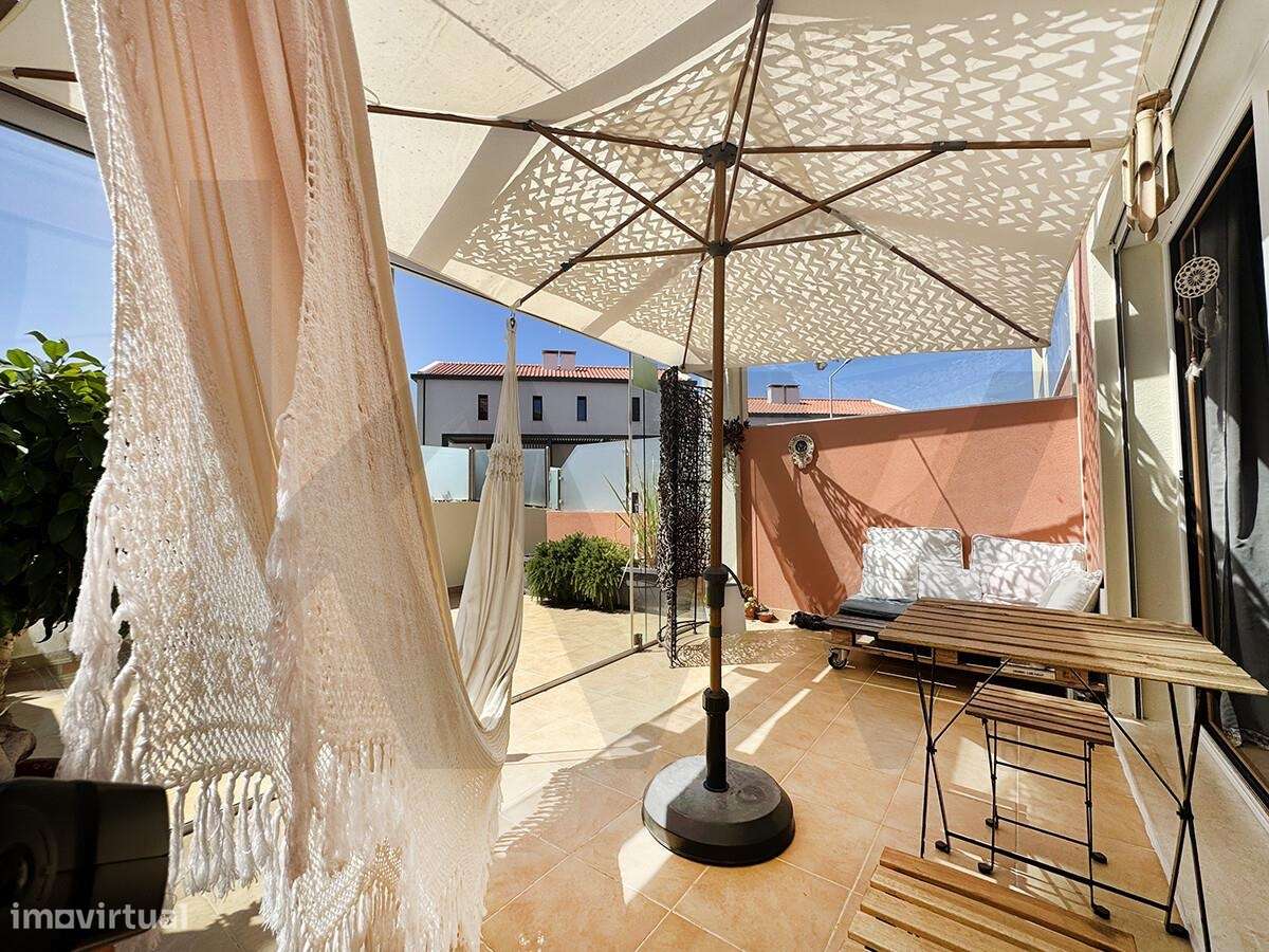 T1 junto à Praia de São Julião | 70 m2 + 42 m2 de pátio | Garagem para-27