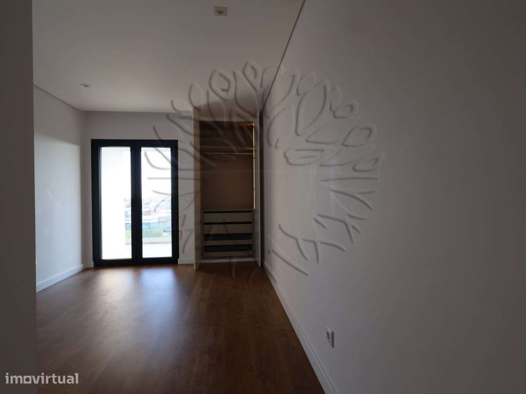 Apartamento T3 usado como novo em Vale Salgueiro, Montijo. Com 196 ...-44