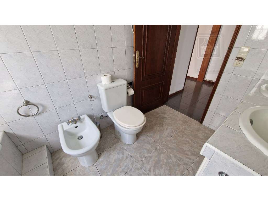 VENDA de MORADIA - VIVENDA T4+1 com Jardim e Garagem - Relva, Ponta...-36