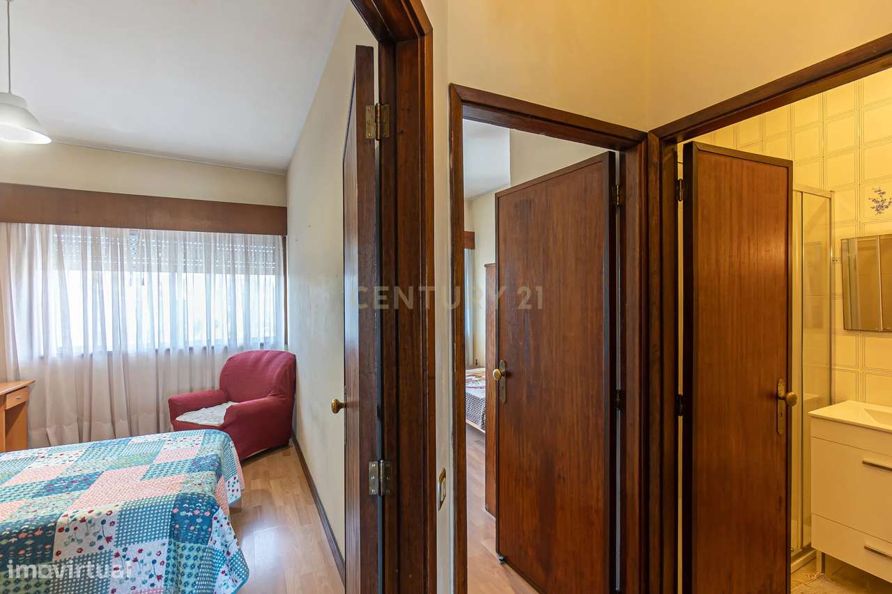 Apartamento T2+1 com Terraço na Prestigiada Rua da Alegria-22