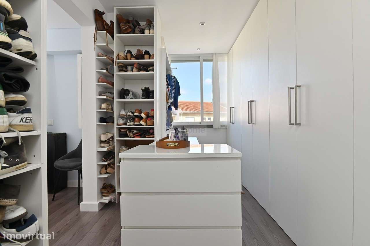 Moradia T3+1 | Sotão e Cave | Remodelada | Pátio Exterior | Amoreira |-24