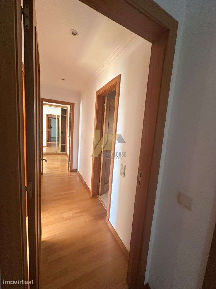 Apartamento T2+1 com varanda e dois lugares de garagem-4