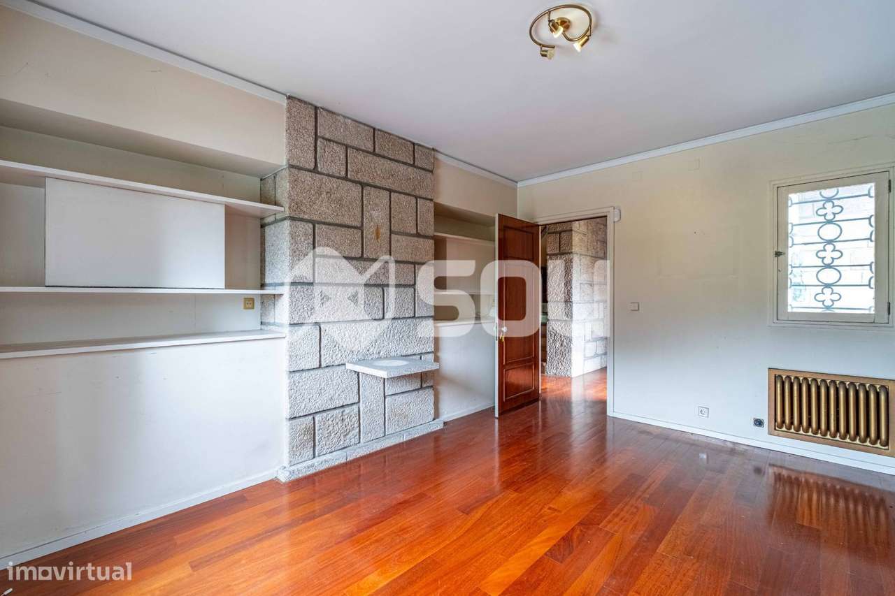 Casa Senhorial T7 num Lote de 3.320m² em Leça do Balio com-6