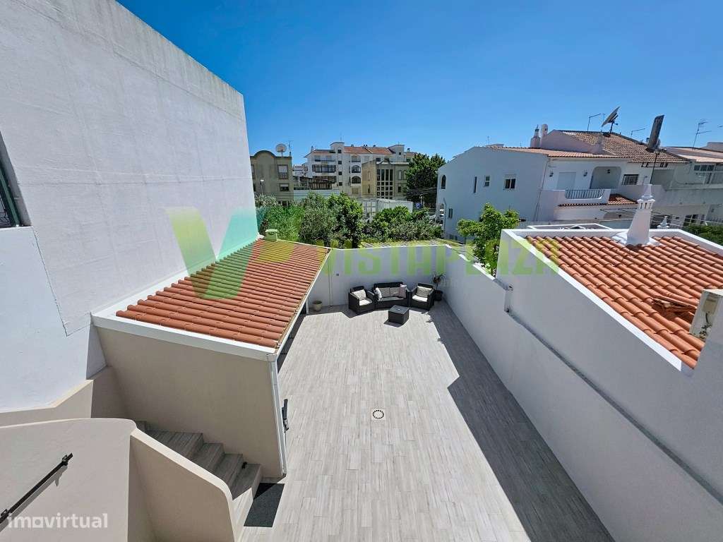 Moradia T2 Renovada em Portimão com Terraço e Espaço Exterior-14