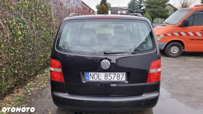 Volkswagen Touran 2.0 FSI Trendline - 25