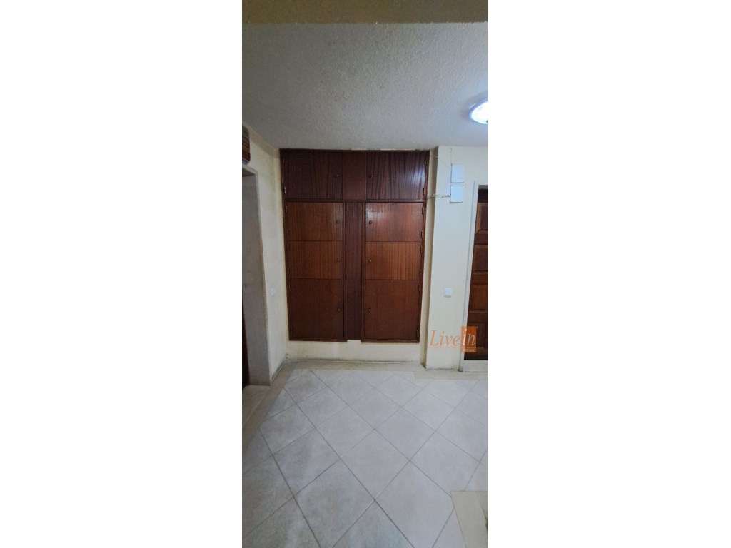 Apartamento T2 Totalmente Remodelado na Tapada das Mercês-25