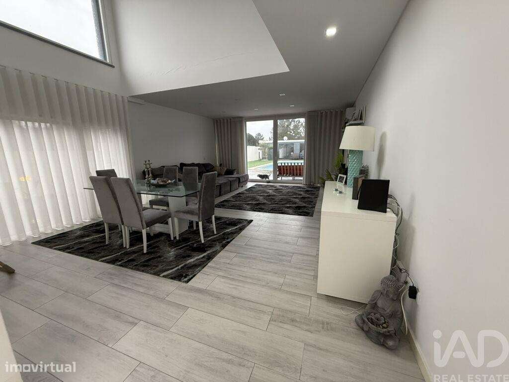 Casa tradicional T4 em Corroios de 260,00 m2 - Grande imagem: 5/28