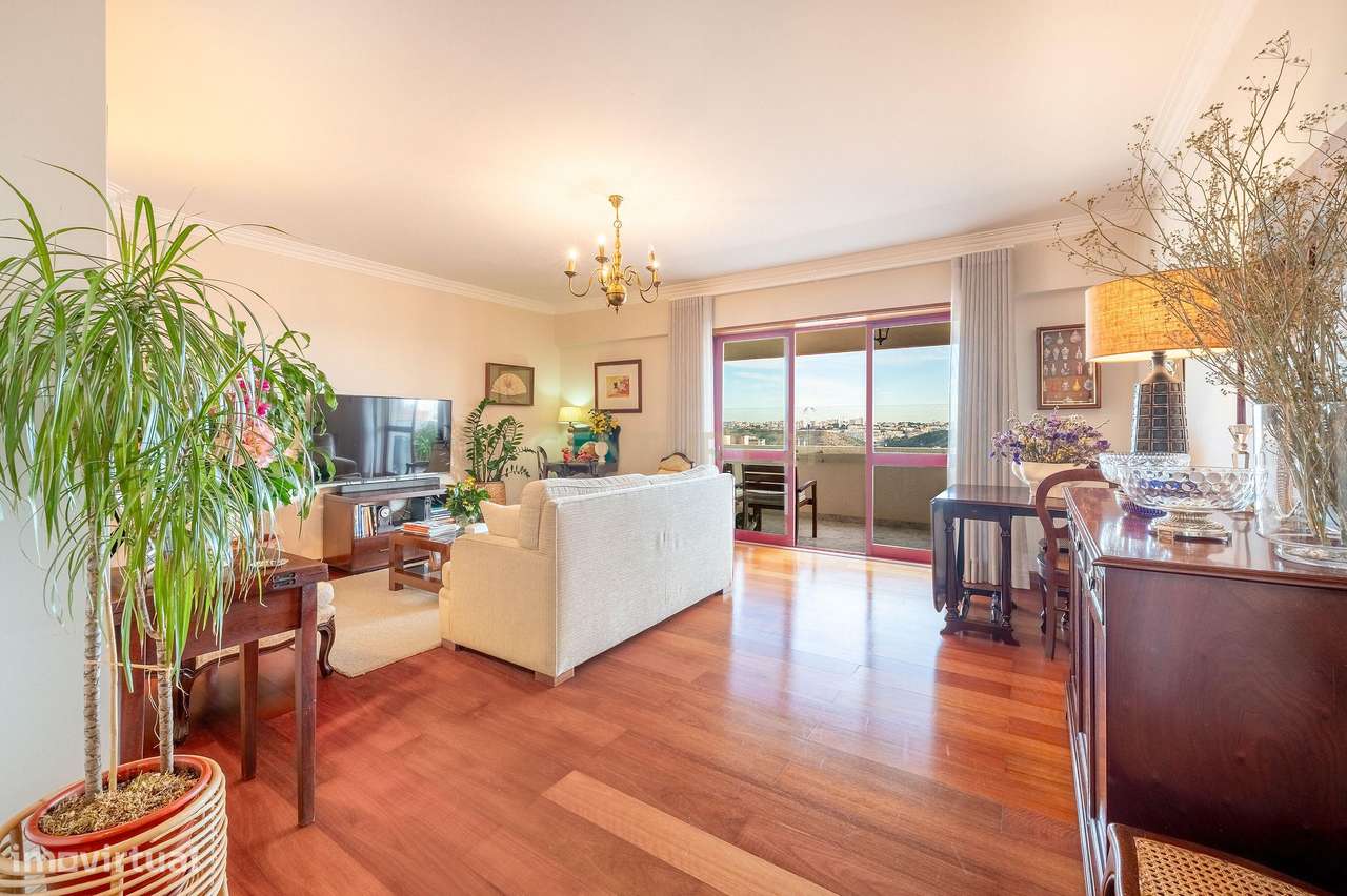 Apartamento T3, com Box de 85 m2 e Arrecadação em Odivelas-3