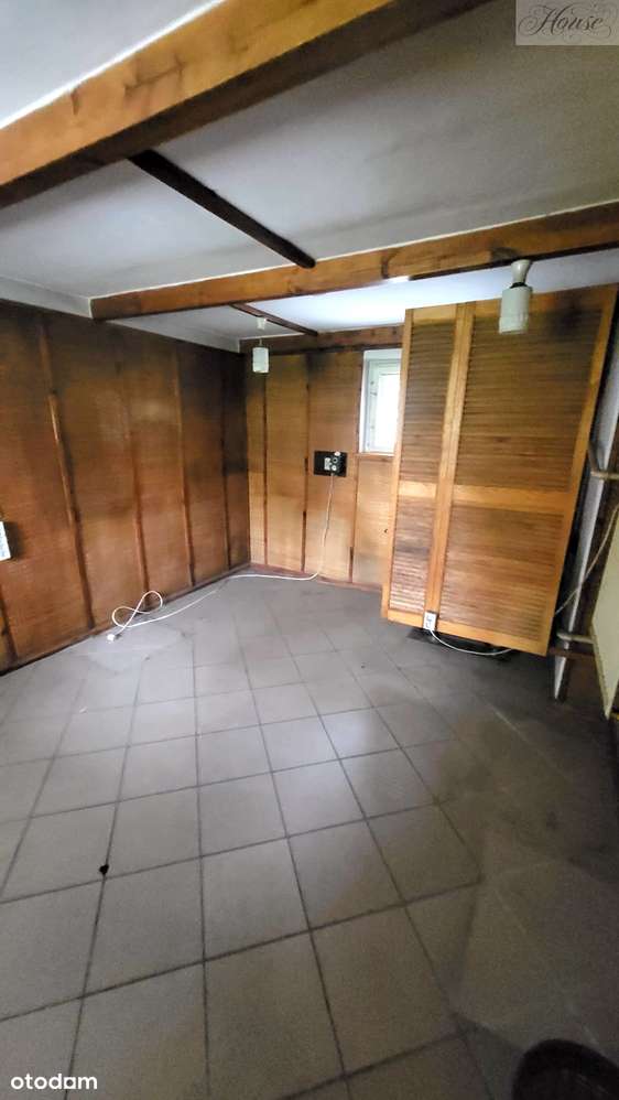 Stary , kameralny domek na obrzeżach miasta.-8