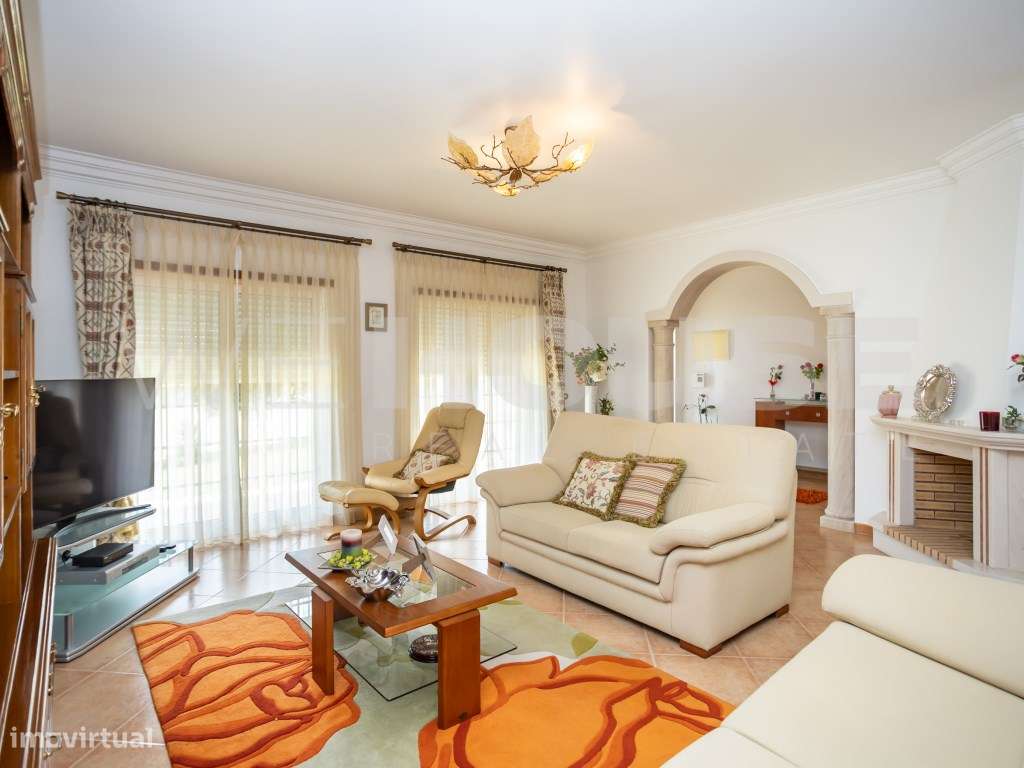 Moradia T4 com 280 m2, inserida em terreno com 2500 m2 em Palmela-6