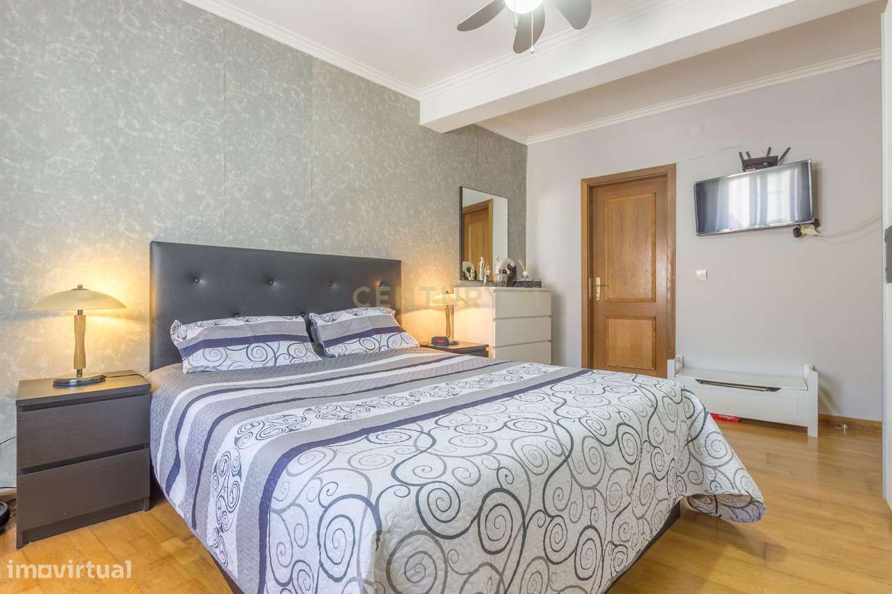 Moderno T3 no Barreiro com Luz Natural e Localização Central-18