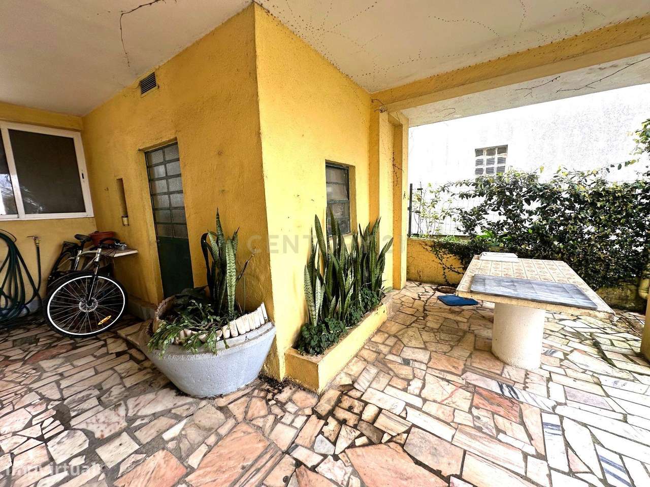 CAPARIDE-Moradia com 3 apartamentos independentes-16