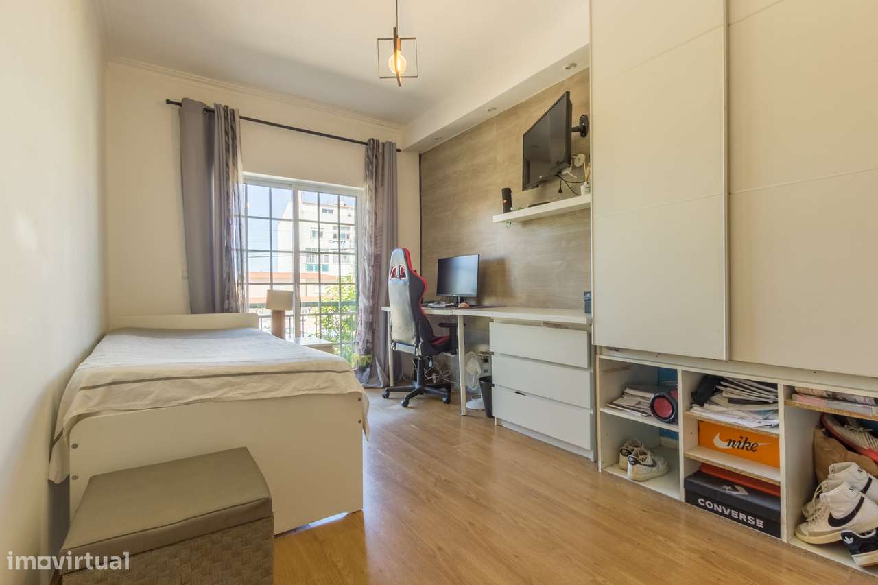 Moradia geminada de tipologia T3 com piscina, garagem e jardim-19