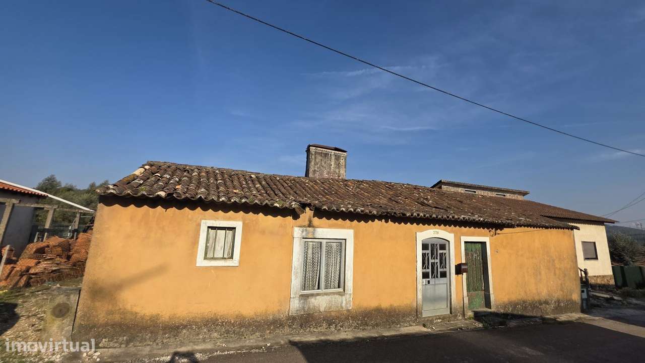 Moradia para restaurar, com terreno, perto de Ferreira do Zêzere-1