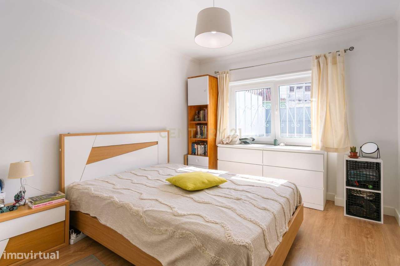 Moradia T3 com pátio localizada em Cascais !-5