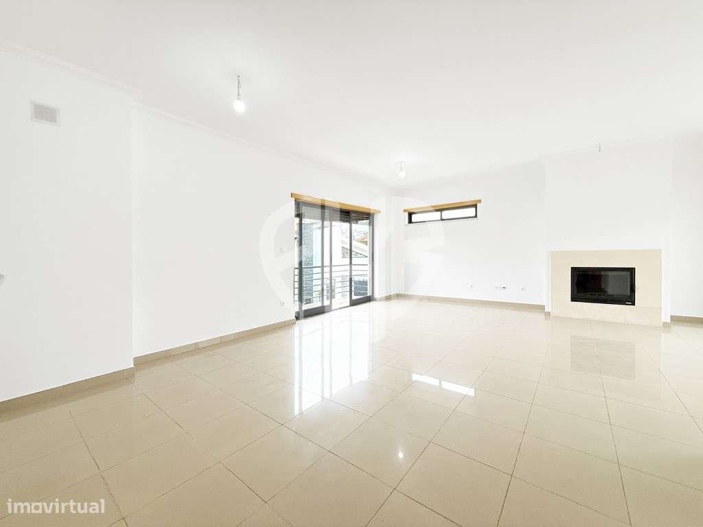 Exclusiva Moradia T5 de Arquitetura Contemporânea em Almada - Feijó-8