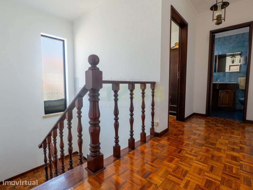 Moradia Usada T4, em banda, na Nazaré.-21