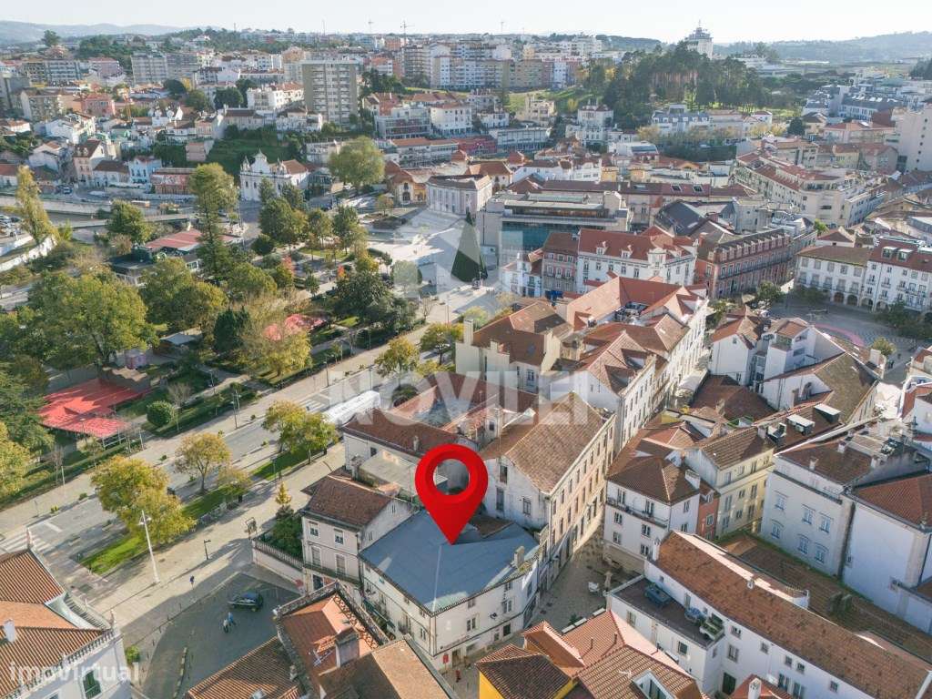 Prédio no Largo Paio Guterres, centro de Leiria.-12