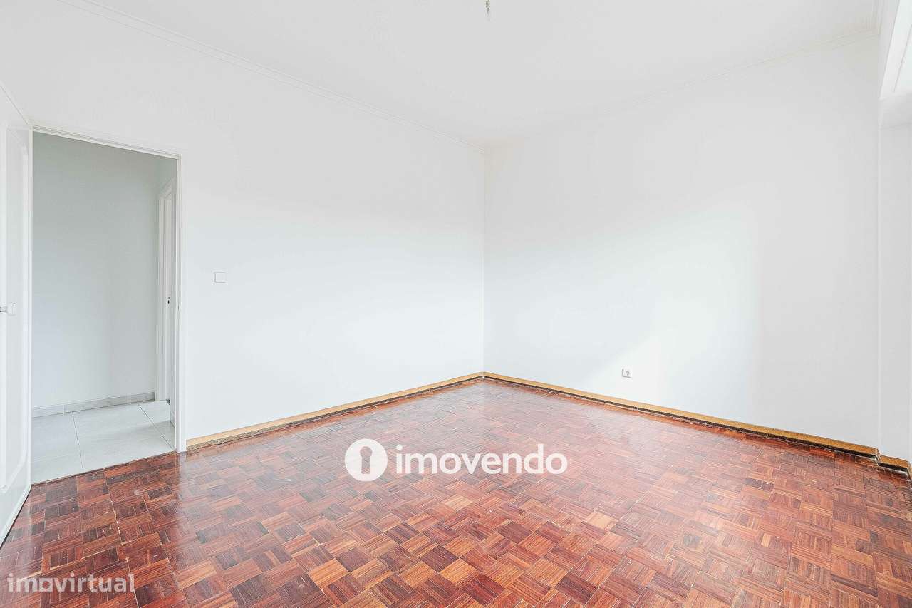 Apartamento T2 com áreas amplas, em Odivelas-23