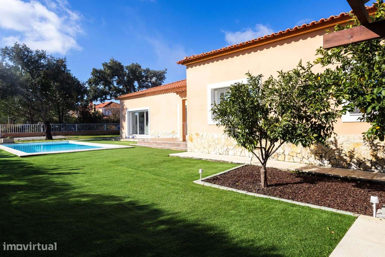 MORADIA T4 218M² EM TERRENO 1.044M² COM PISCINA EM CONDOMÍNIO GOLFE SA-44