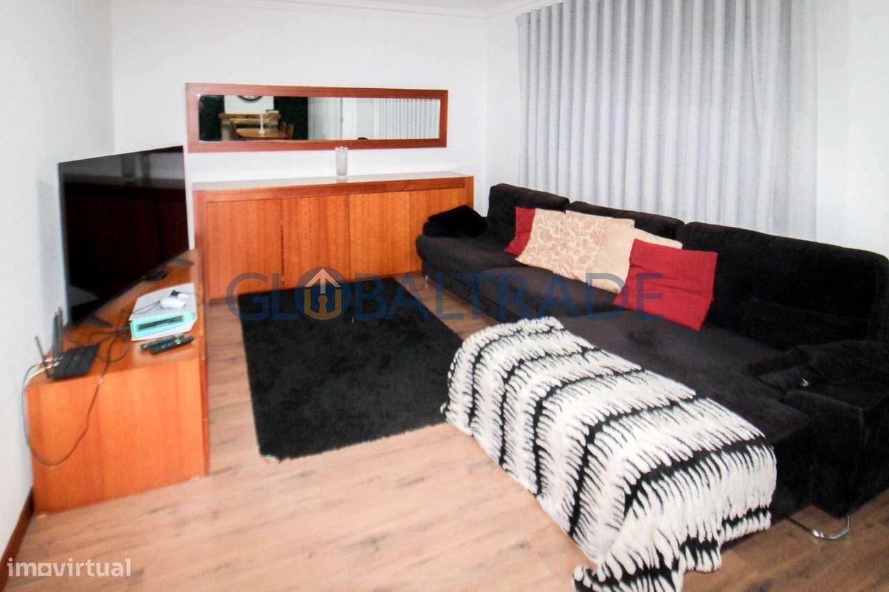Moradia T4 com terraço e jardim em Alfena-13