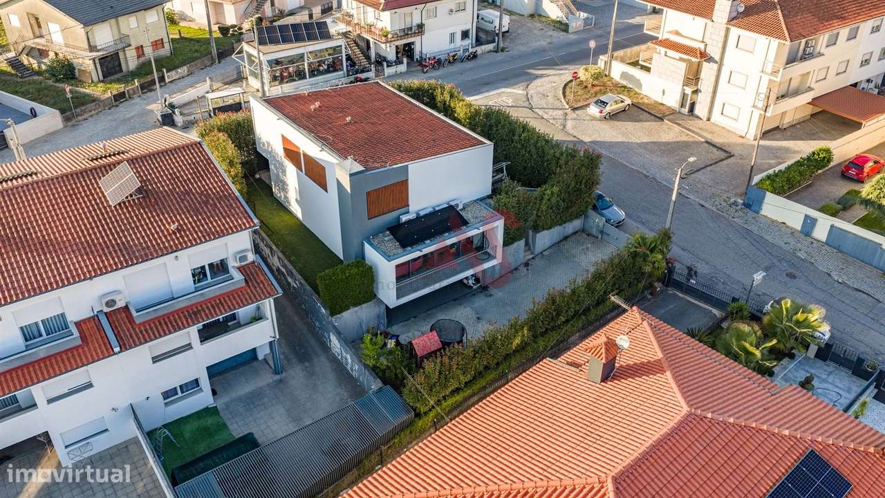 Moradia T4 com Suite Master, Jardim e Garagem para 4 carros | Corvite,-1