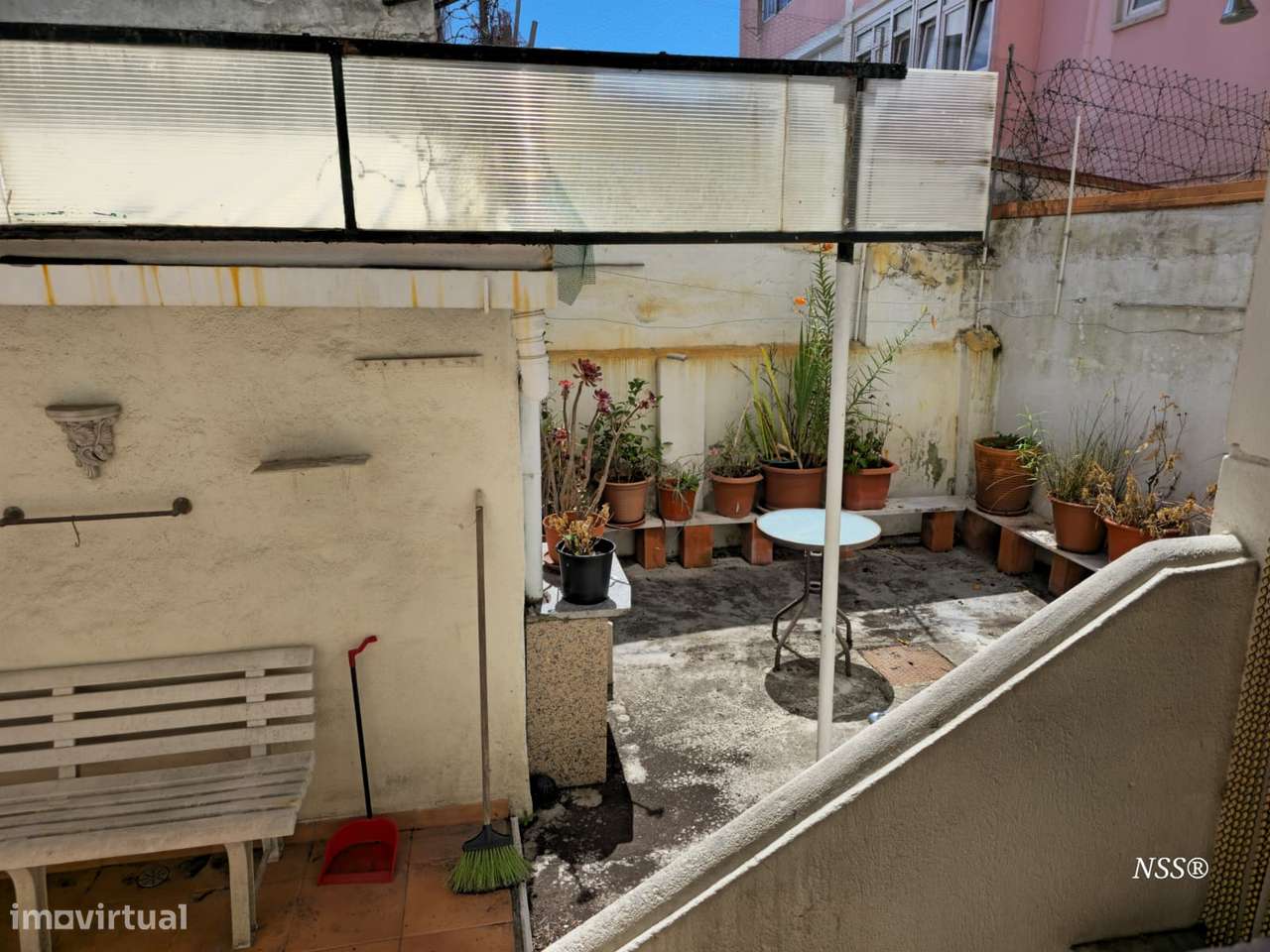 Apartamento T2 com quintal e anexo na Amadora-8