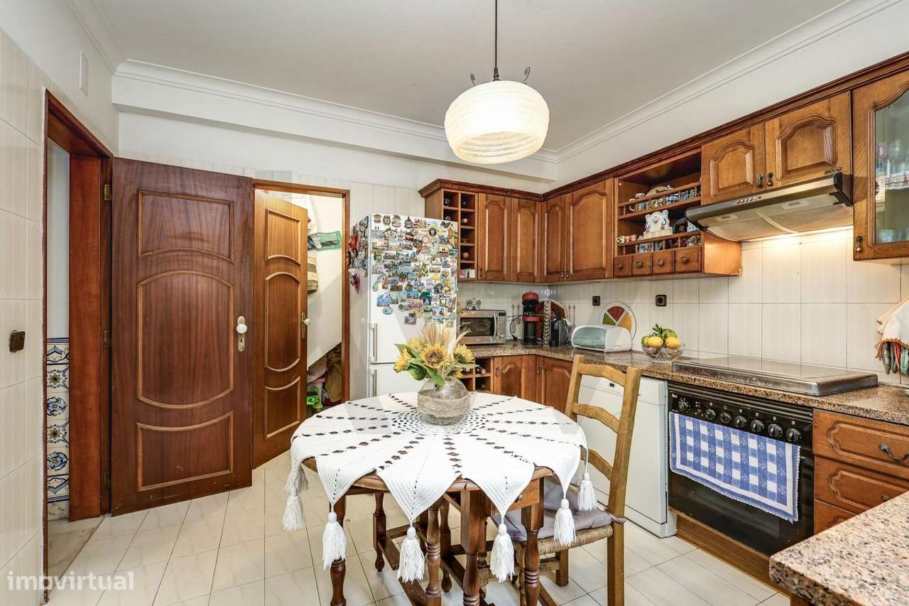 Moradia T6 em Sintra com jardim, garagem e vista de mar ao fundo-11