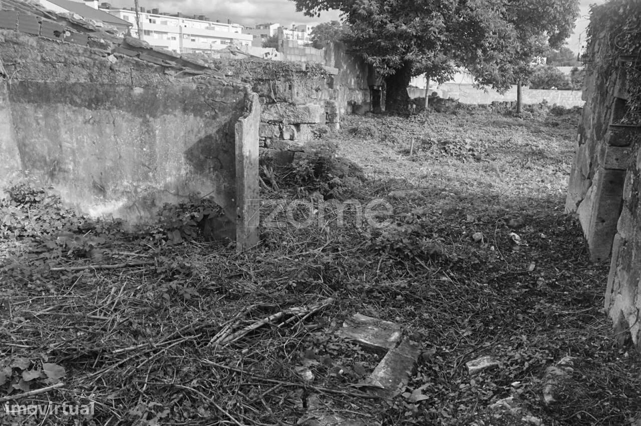 Terreno com ruína e projecto aprovado de moradia térrea. S. Mamede - Grande imagem: 4/19