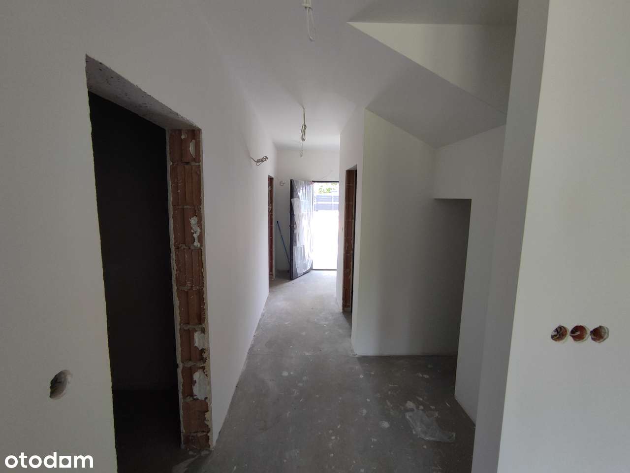 Nowoczesny dom 4 pokoje z garażem i klimatyzacją-3