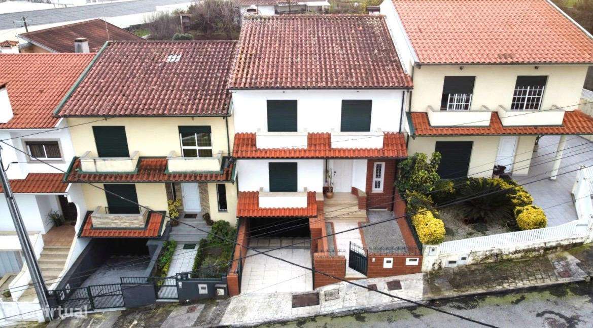 Felgueiras | A poucos minutos do centro: T4 com 3 pisos - Grande imagem: 2/25