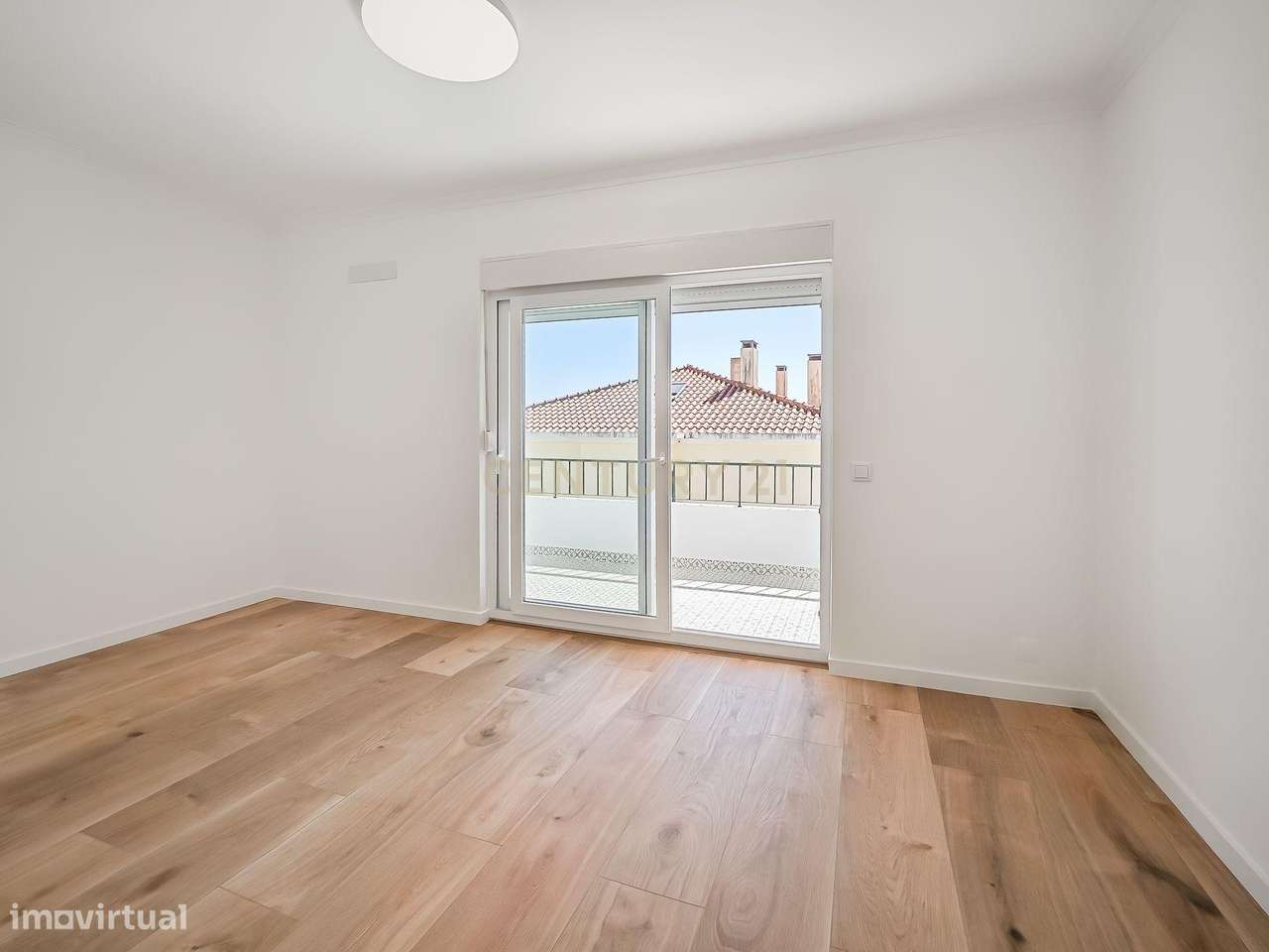 Viver no Estoril: T2 Renovado com Vista Mar, a 5 min a pé da Praia e d-18