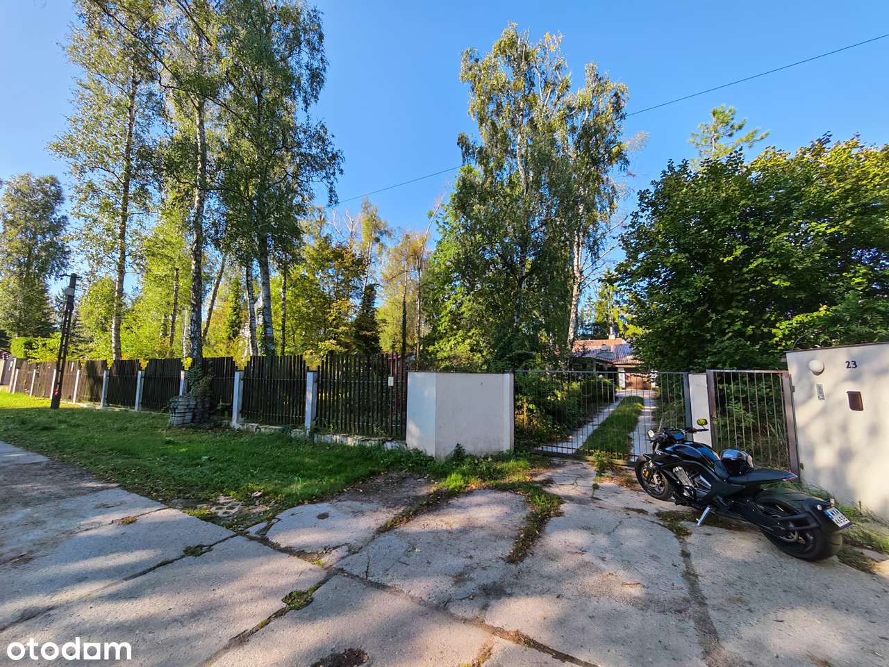 Duża zadrzewiona działka, salon wysoki na 6 metrów!-10