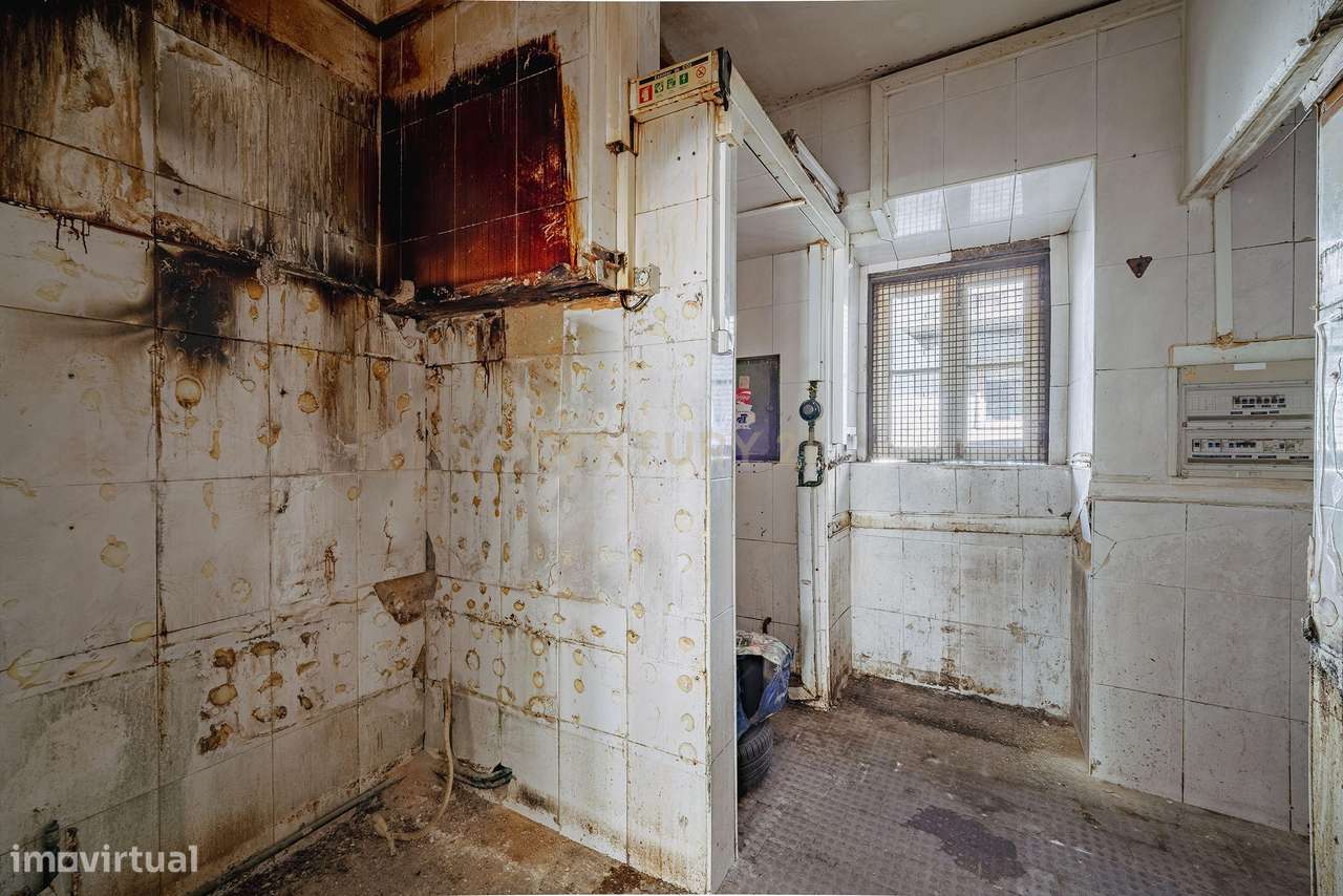 Edifício de Charme com Projecto de Recuperação - Almada-13
