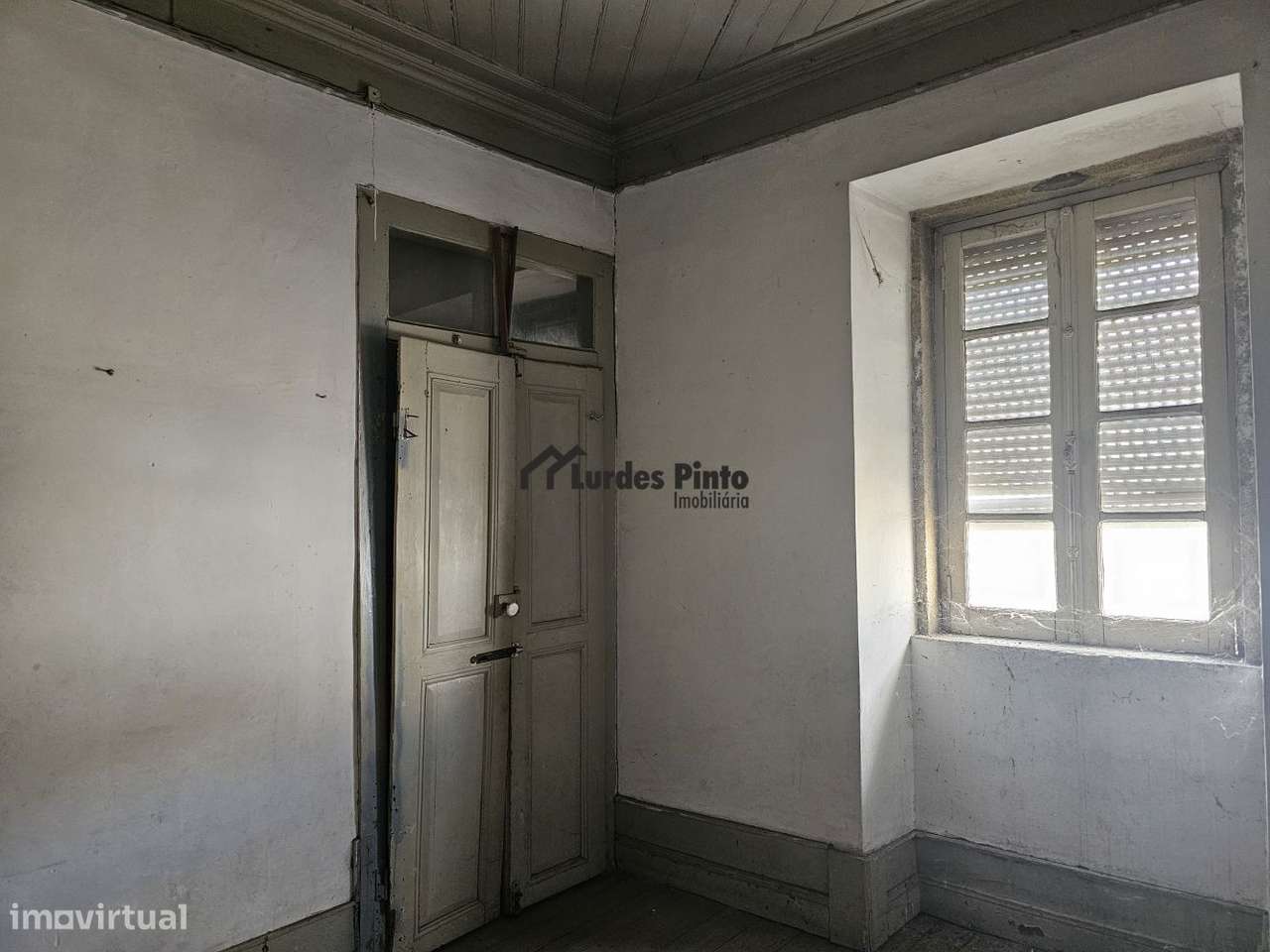 Moradia com possibilidade de seis T1-13