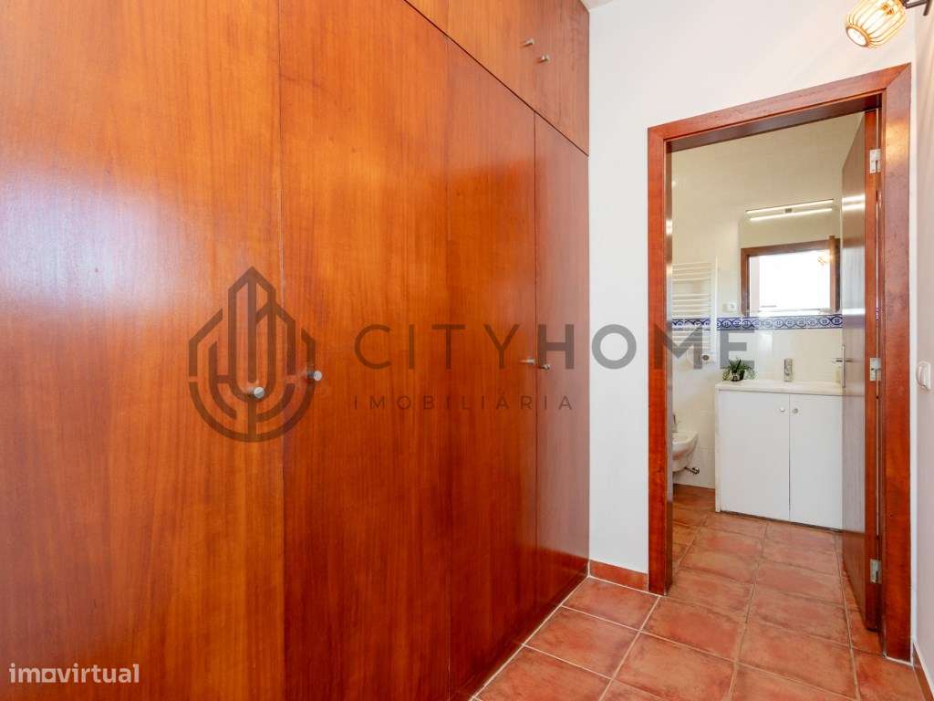 Moradia T4 com piscina infinita em terreno amplo em Silves-17