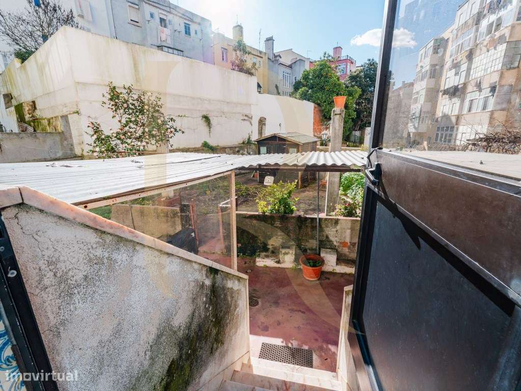 Apartamento T2 com quintal e elevador em Ajuda - Lisboa-23