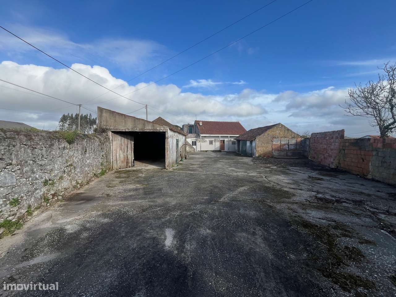 Moradia ISOLADA em lote de 640m2 com sótão e vários anexos! - Grande imagem: 4/27