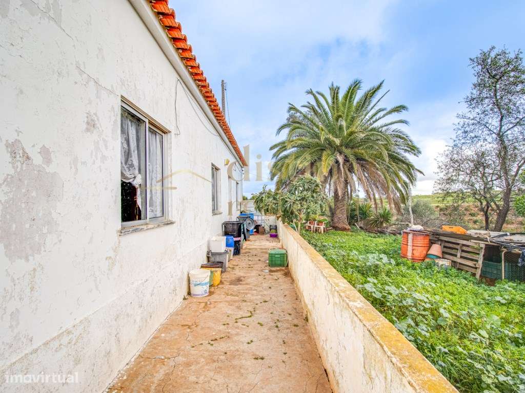 Casa de campo térrea com a necessidade de algumas obras num terreno...-10