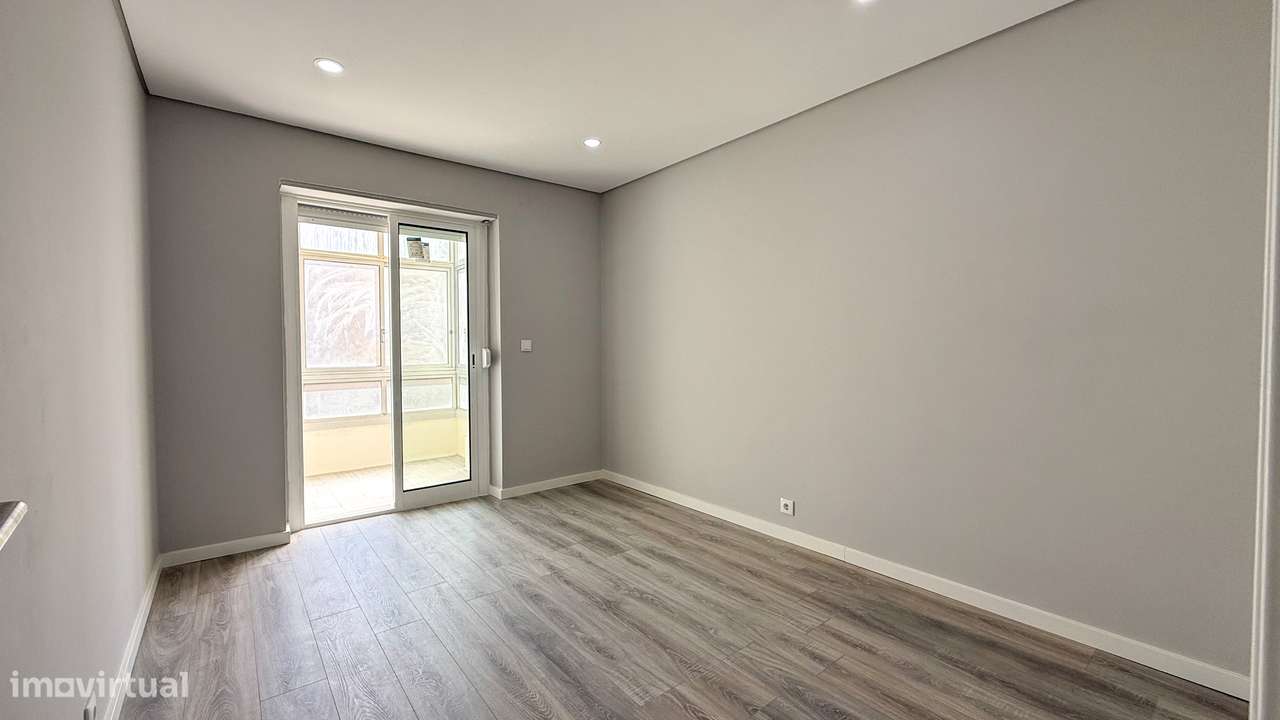 T2 renovado, com ótimas áreas e muita luz natural no centro de Almada.-20