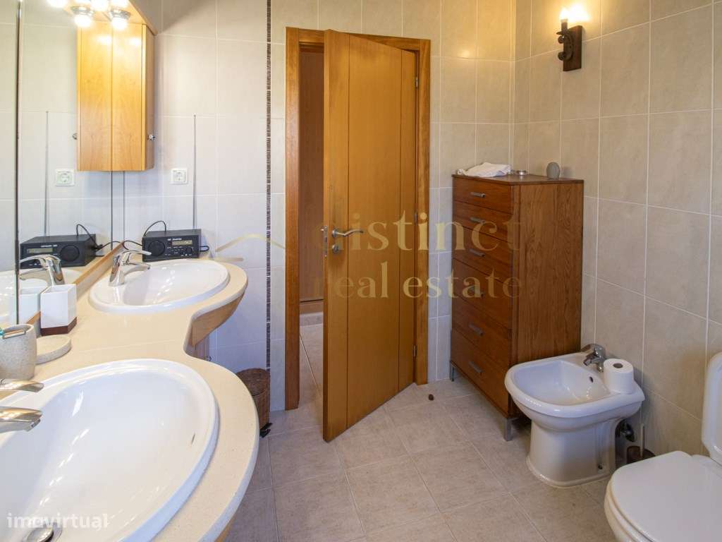 FANTÁSTICA/MORADIA EM BANDA/COM 4 QUARTOS/JARDIM & PISCINA/A APENAS...-21