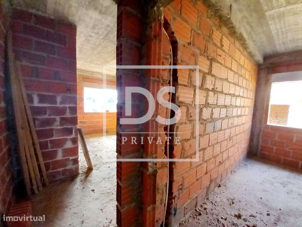 Moradia T3 Térrea unifamiliar de arquitetura moderna em fase de constr-15