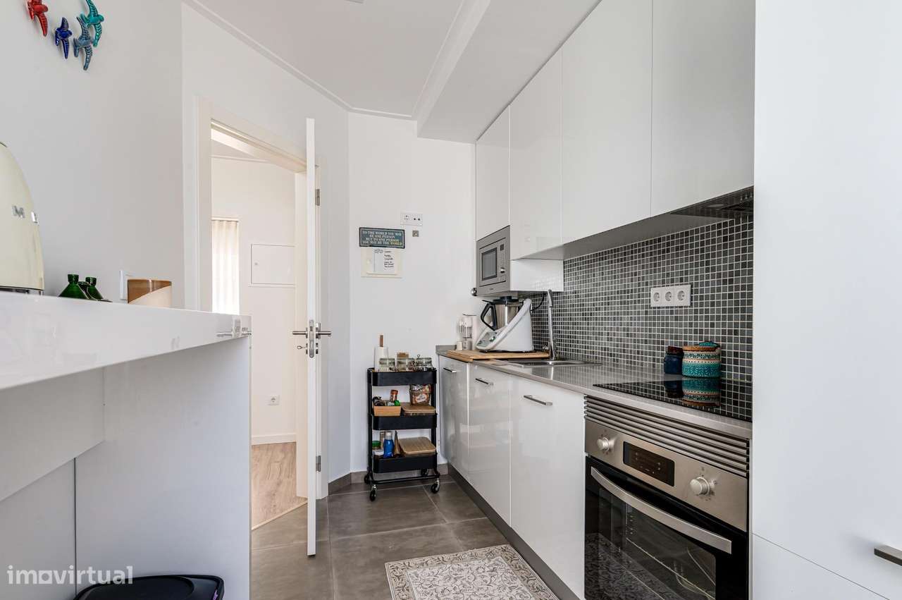 T2+1 Dúplex Remodelado com 4 Varandas e Vista Cristo Rei – Almada-12