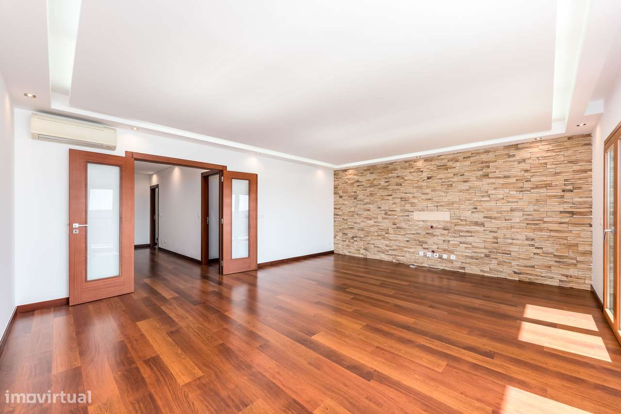 T2 | Condomínio Qta. Comendadeiras | Piscina | Varandas | Parqueamento - Grande imagem: 5/32